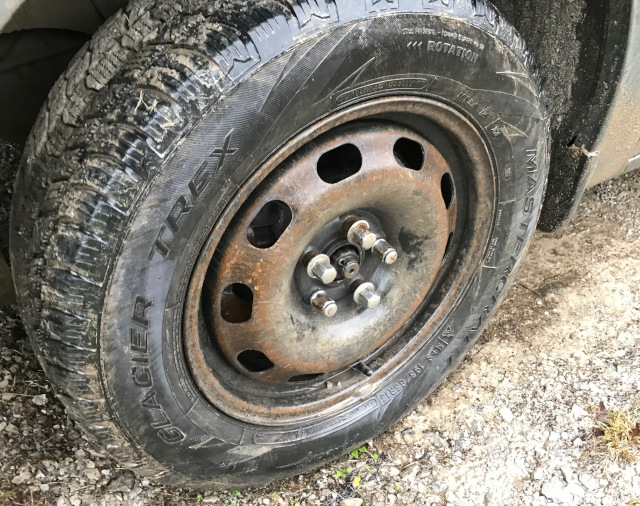 picture of exposed axle nut of a PT Cruiser with steelie wheels