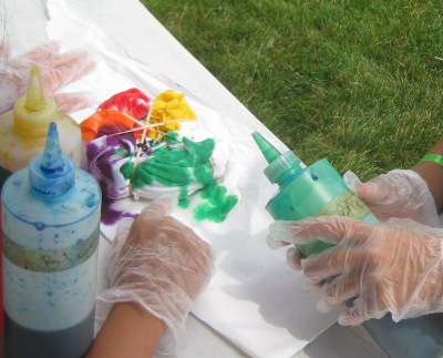 photo of kids making tie-dye shirts at Maranatha